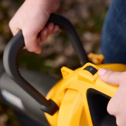 Stiga Akku-Laubsauger und -bläser VS 100e inkl. 2 Akkus & Doppelladegerät Stiga Akku-Laubsauger Und -bläser VS 100e Inkl. 2 Akkus & Doppelladegerät -Gartengerätegeschäft 7050743 A02